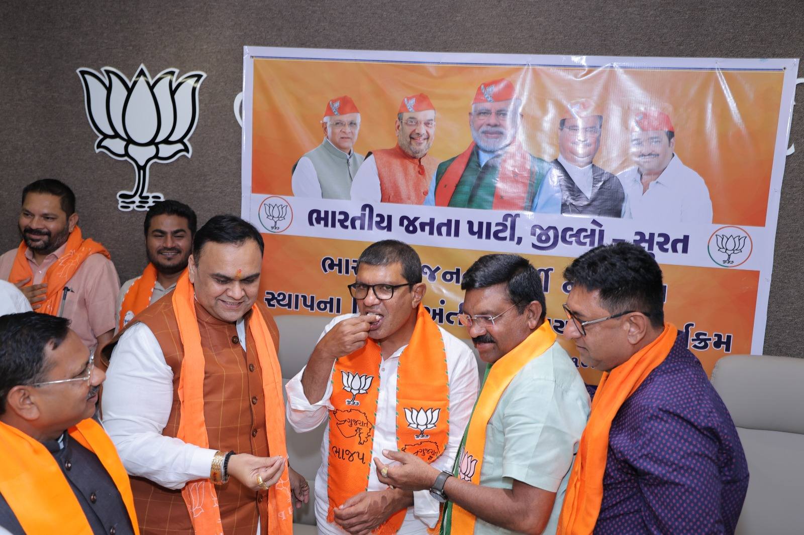 તા.૦૬-૦૪-૨૦૨૫ ના રોજ શ્રી કમલમ સુરત જિલ્લા ભારતીય જનતા પાર્ટીના કેન્દ્રીય કાર્યાલય દ્વારા જિલ્લા કાર્યાલય ખાતે પહેલા ભાજપ સ્થાપના દિવસ અને રામ નવમી ની ખૂબ જ ઉત્સાહ અને ધામધૂમથી ઊજવણી કરવામાં આવી.